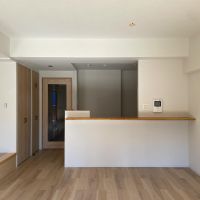 立川市高松町の賃貸物件/キッチン前のカウンターにはスツールを置いて、食事を取ることもできます