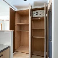 立川市高松町の賃貸物件/キッチン横の収納は使い勝手が良さそうです