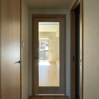 立川市高松町の賃貸物件/リビングに入るドアはガラス張り