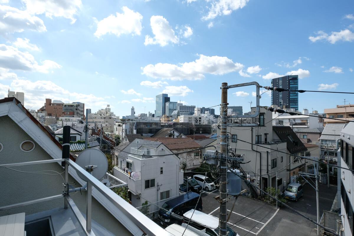 渋谷区神宮前の賃貸物件/4階のバルコニーからの眺め。神宮前の立地とは思えない抜けが広がる