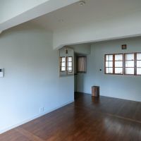 渋谷区神宮前の賃貸物件/2階：エアコンダクトの目隠しを兼ねつつアンティークにマッチする雰囲気を出すために、梁の両側をアーチ状にする工夫がされています