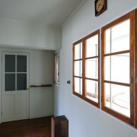渋谷区神宮前の賃貸物件/2階：奥のキッチンとの隔ての開戸は、この空間のために造作したドア