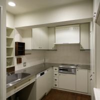 渋谷区神宮前の賃貸物件/2階：料理が本業な方にも満足いただけそうな、大型食洗機を備えた巨大なキッチン。