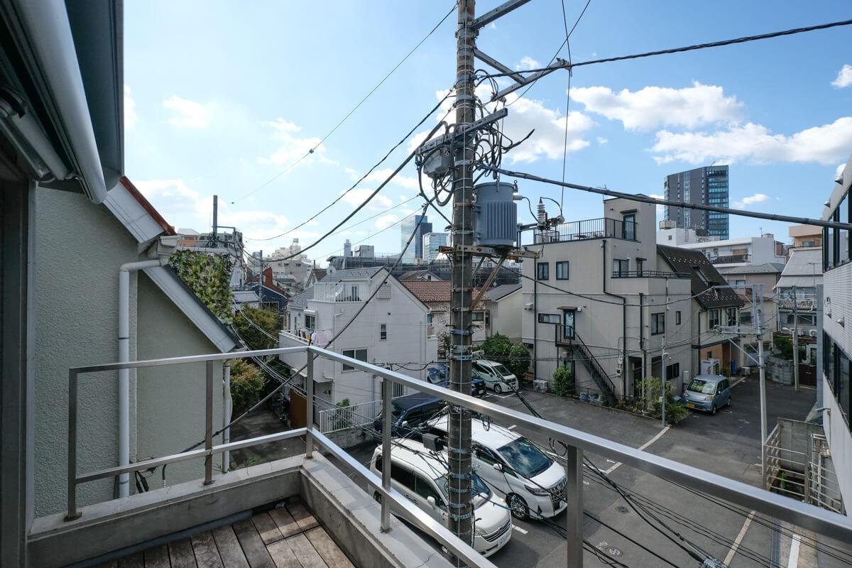 渋谷区神宮前の賃貸物件/3階：抜けた眺めとウッドデッキのバルコニー