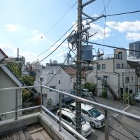 渋谷区神宮前の賃貸物件/3階：抜けた眺めとウッドデッキのバルコニー