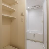 渋谷区神宮前の賃貸物件/玄関ドアやポストも水田さんが制作されたもの