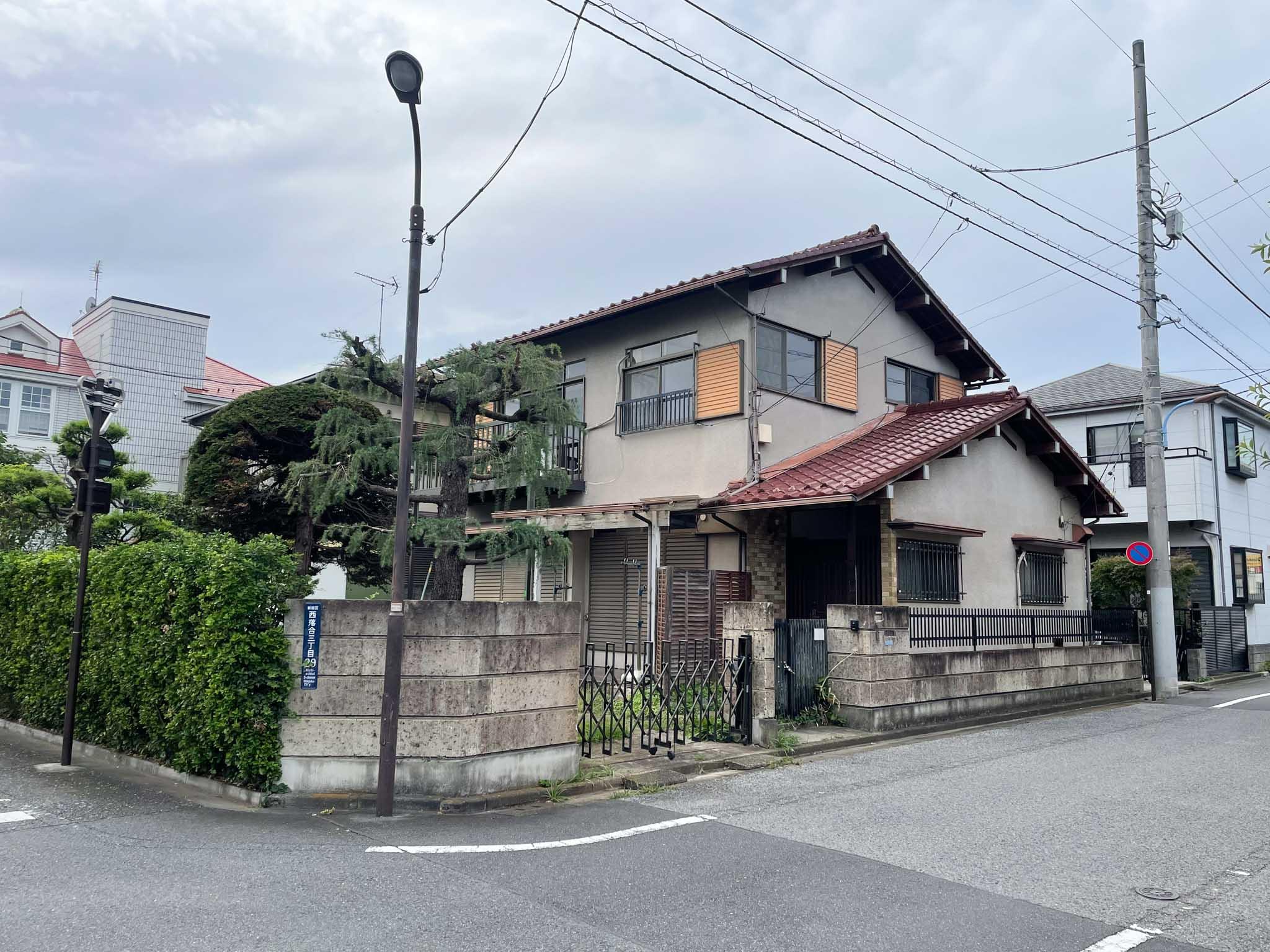 新宿区西落合の賃貸物件/閑静な住宅街の一角に庭付きの古い戸建。庭のサイズ、建物構えのバランスもいい