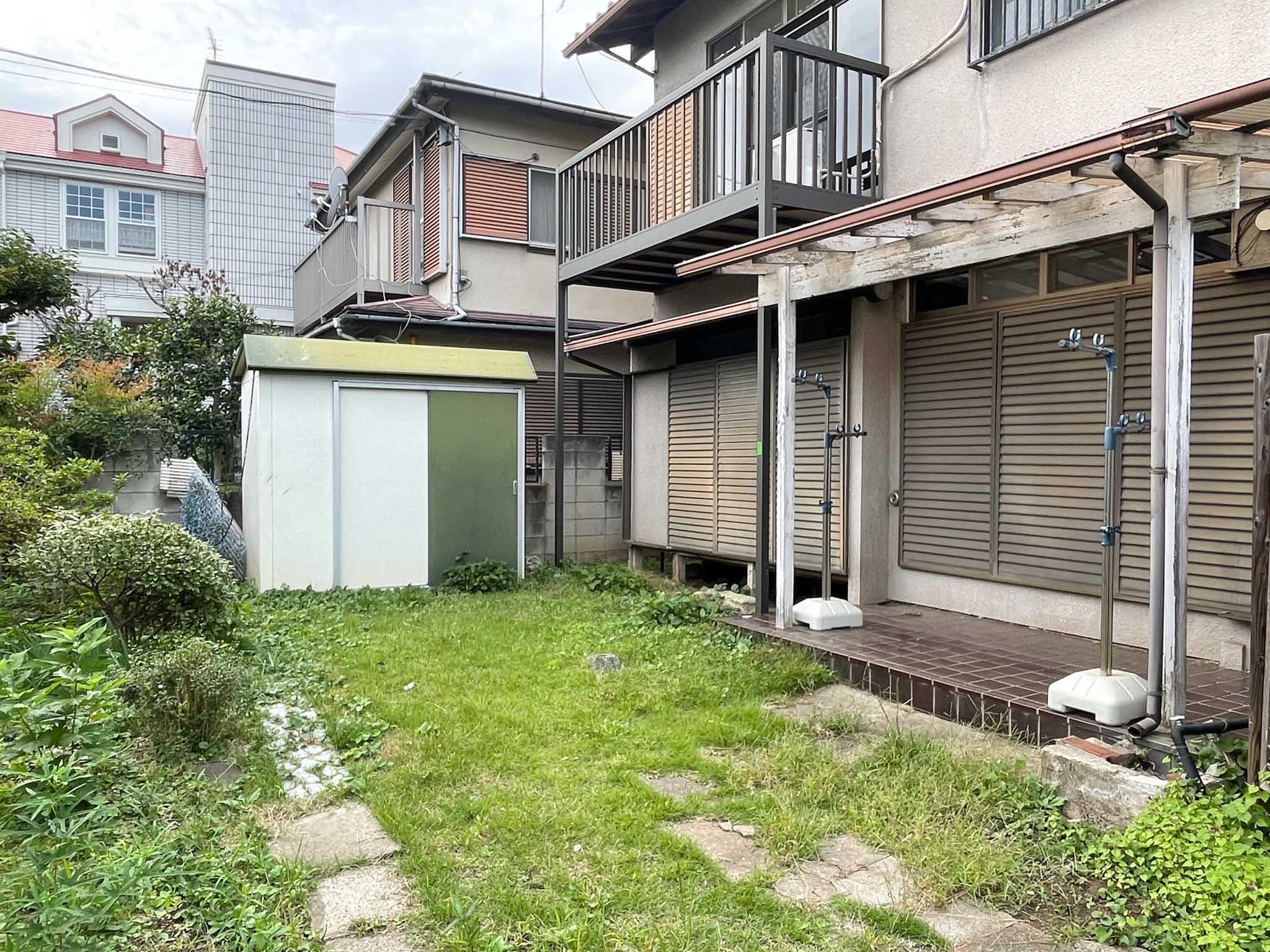 新宿区西落合の賃貸物件/窓の外はすぐ庭。駐車スペースとしても使うことができます