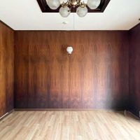 新宿区西落合の賃貸物件/下階、8畳洋室:内装が特に渋い部屋です。既存の照明も趣があっていい。そのまま使いたくなります