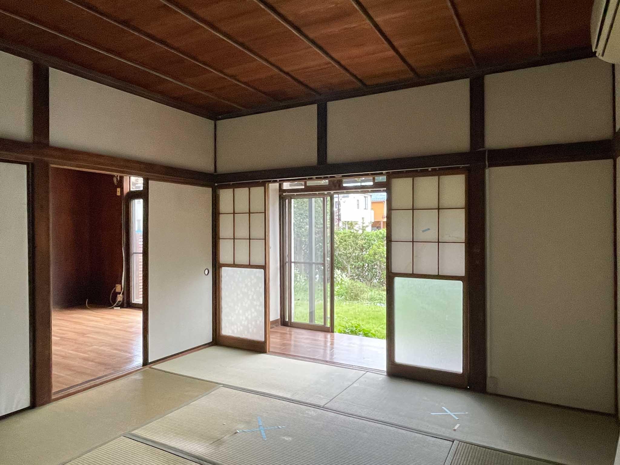 新宿区西落合の賃貸物件/下階、8畳和室:隣の洋室とのつながりを感じます。引き戸を開けて使うのもいいと思います