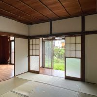 新宿区西落合の賃貸物件/下階、8畳和室:隣の洋室とのつながりを感じます。引き戸を開けて使うのもいいと思います