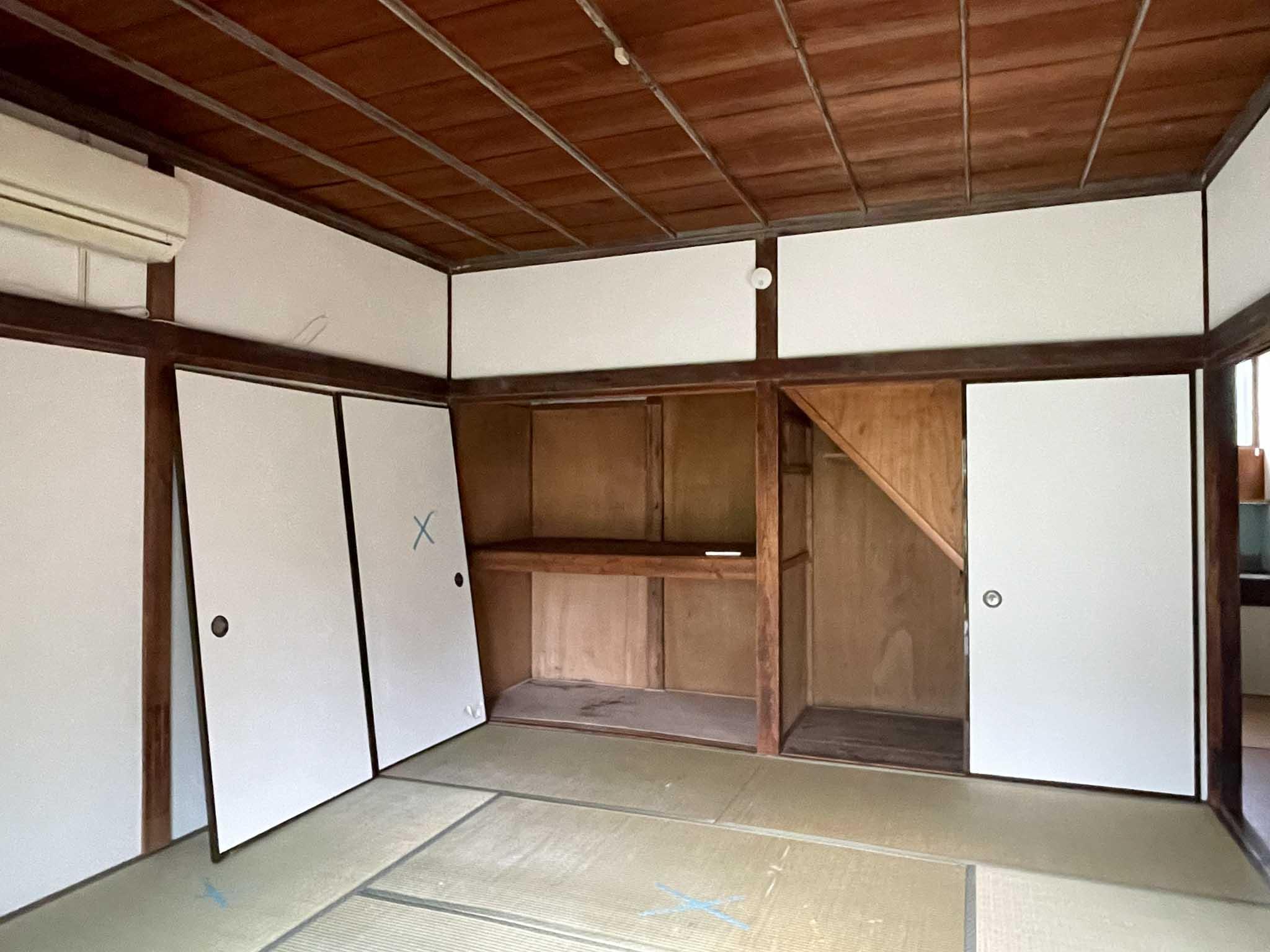 新宿区西落合の賃貸物件/下階、8畳和室:階段下が収納になっています