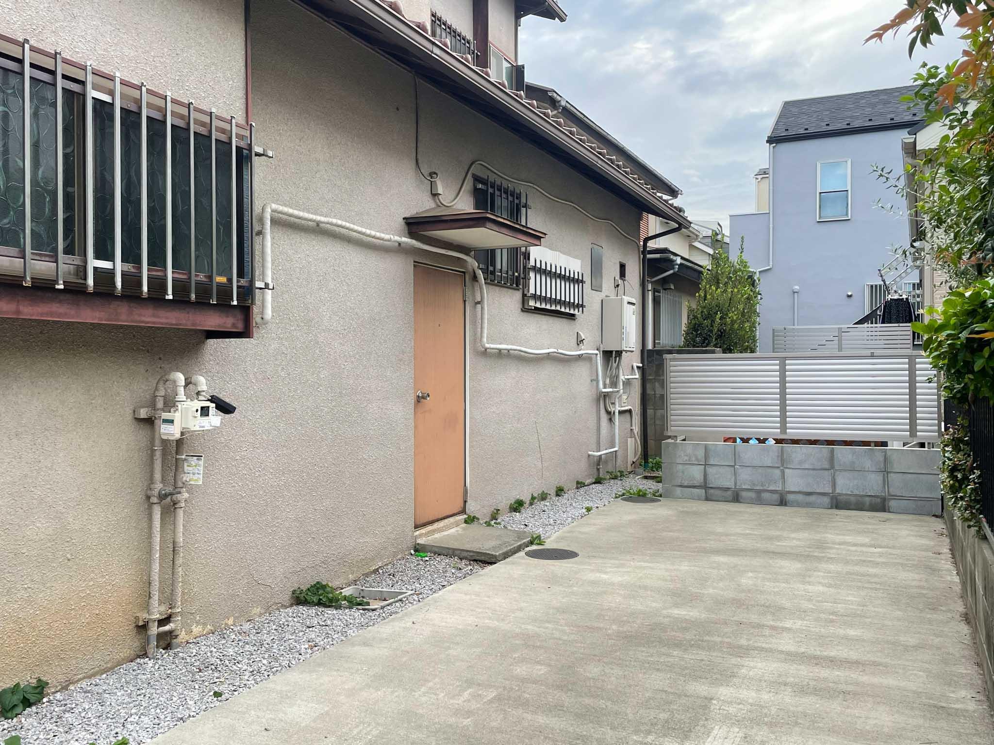 新宿区西落合の賃貸物件/勝手口の外は駐車スペース。南側よりもこちらのほうが広々としています