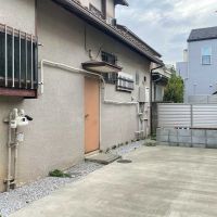 新宿区西落合の賃貸物件/勝手口の外は駐車スペース。南側よりもこちらのほうが広々としています