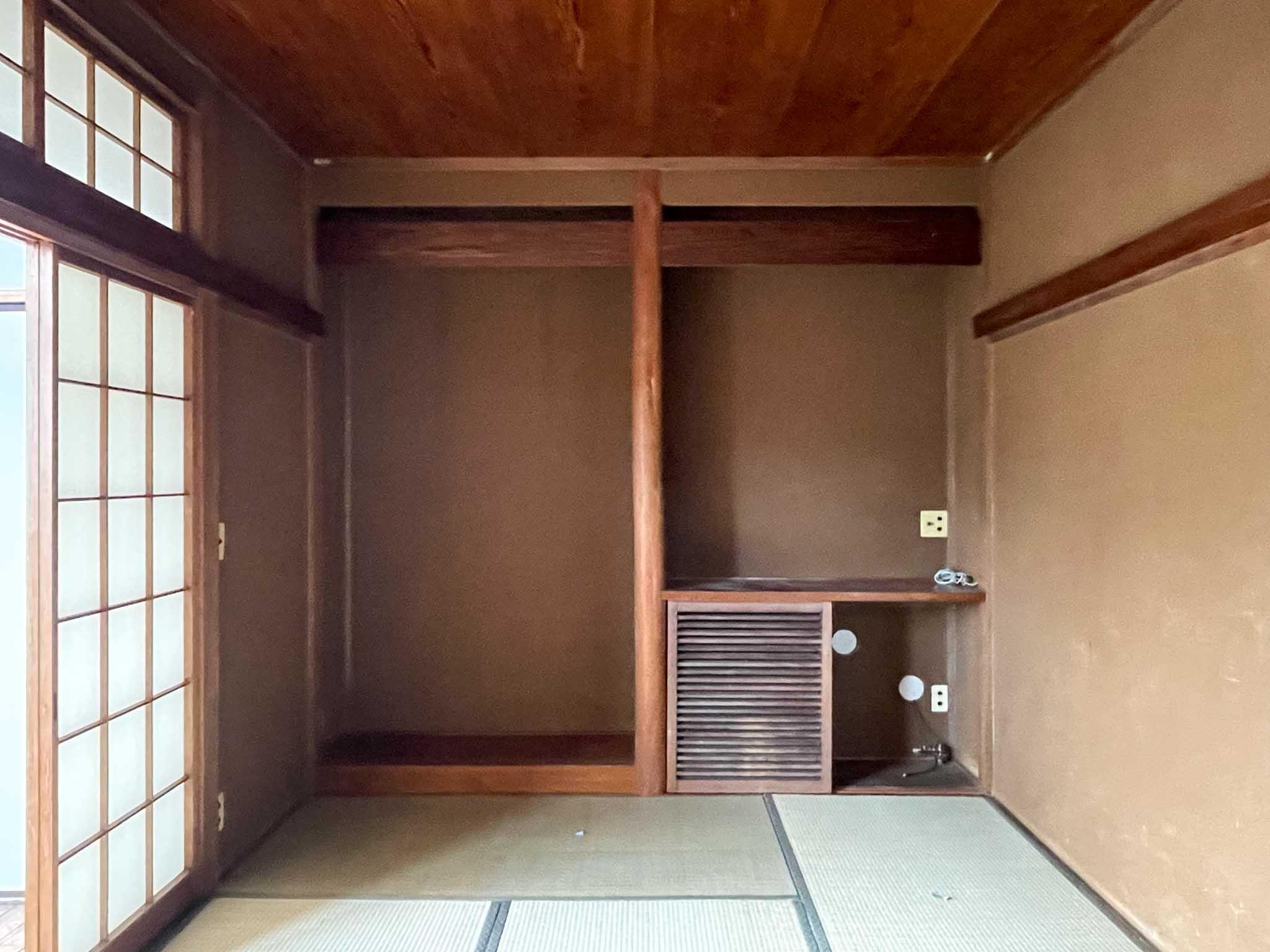 新宿区西落合の賃貸物件/上階:床の間と、ガスストーブを収納する収納