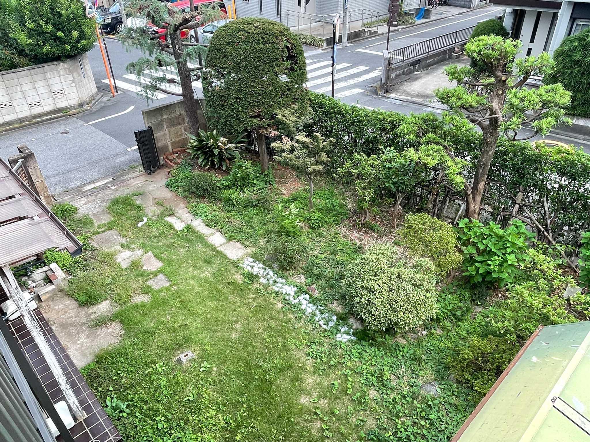 新宿区西落合の賃貸物件/ベランダから庭を見下ろした図