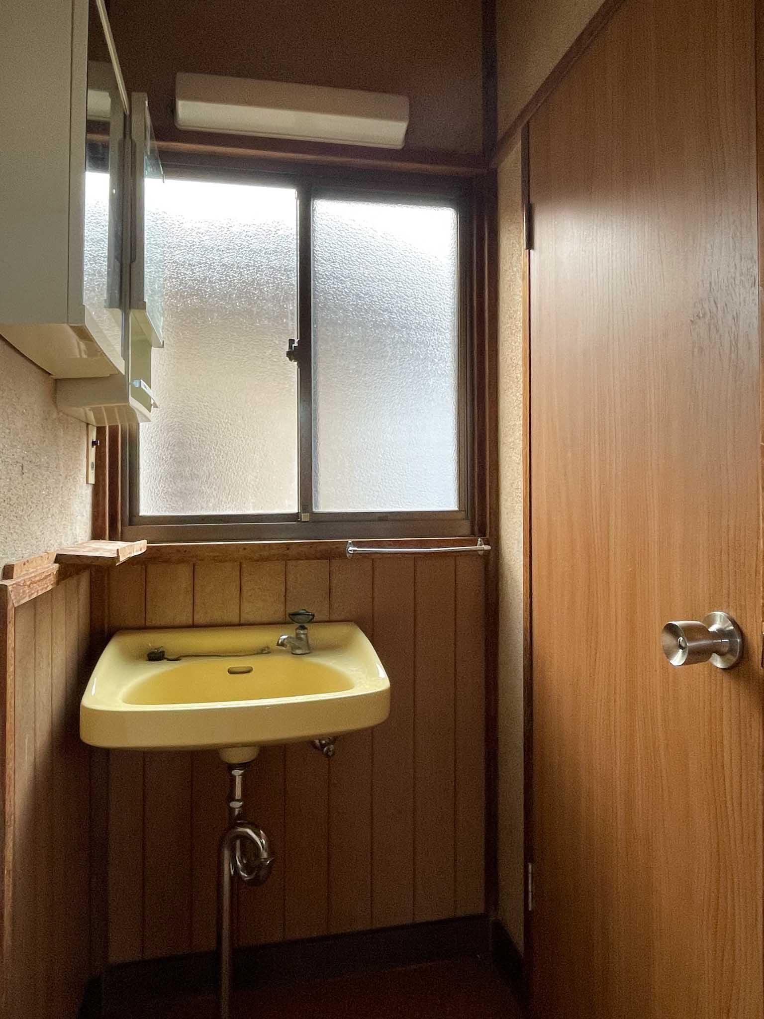 新宿区西落合の賃貸物件/下階にもトイレの前に手洗い器があります