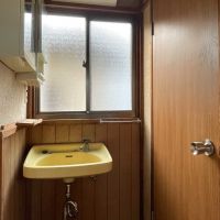 新宿区西落合の賃貸物件/下階にもトイレの前に手洗い器があります