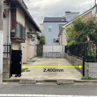新宿区西落合の賃貸物件/北側駐車スペースの入り口幅:約2,400mm