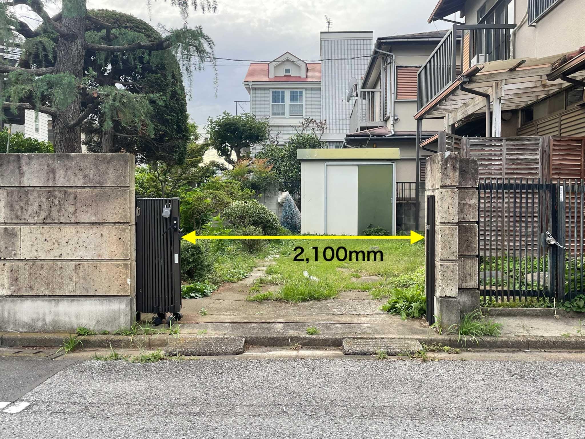新宿区西落合の賃貸物件/南側駐車スペースの入り口幅:約2,100mm