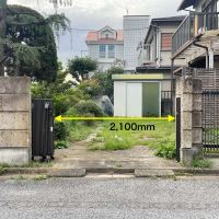 新宿区西落合の賃貸物件/南側駐車スペースの入り口幅:約2,100mm