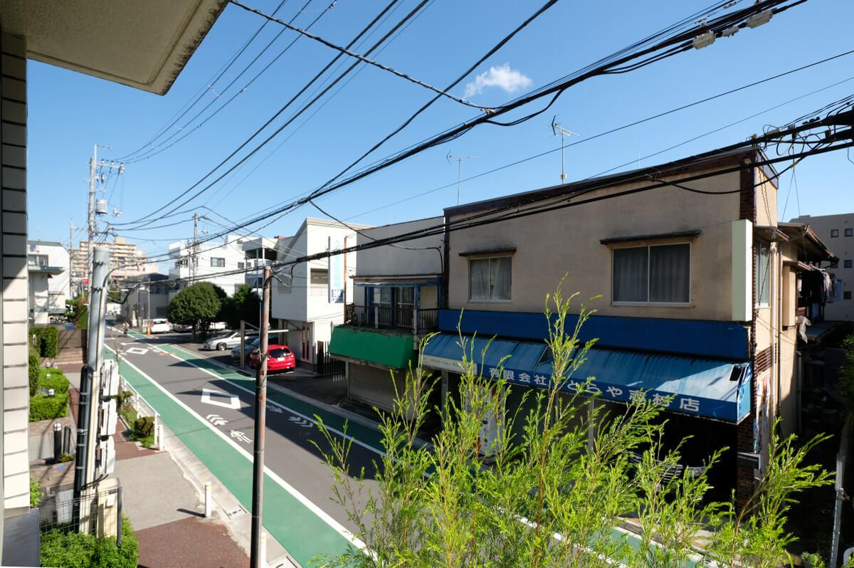 板橋区蓮根の賃貸物件/LDKの窓から横を向くと、低層の住宅街なので眺めが抜けています