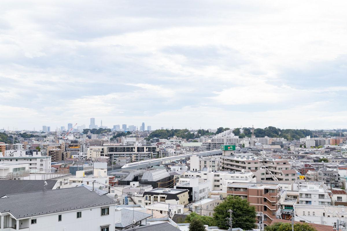 港北区大曽根の売買物件/高台に立つマンションの最上階のため、眺望はすこぶる良好