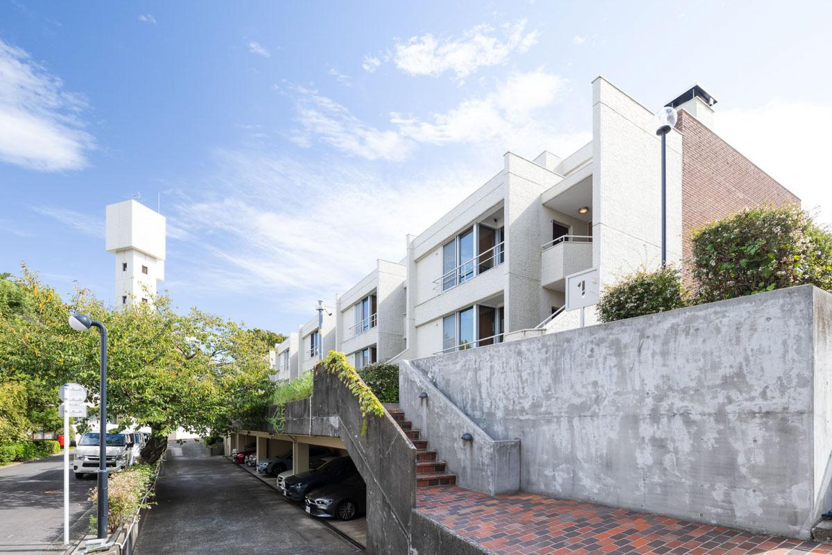 港北区大曽根の売買物件/広大な敷地にどっしりと立つレトロマンション