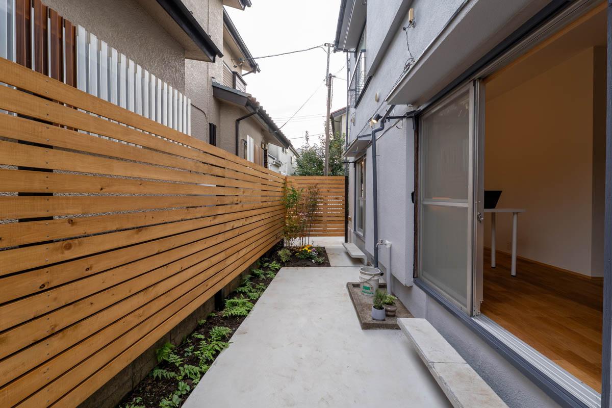 練⾺区下⽯神井の賃貸物件/1階の部屋の特権として、広いお庭がついています！南向きで晴れていれば明るく日差しが差し込む（1階）