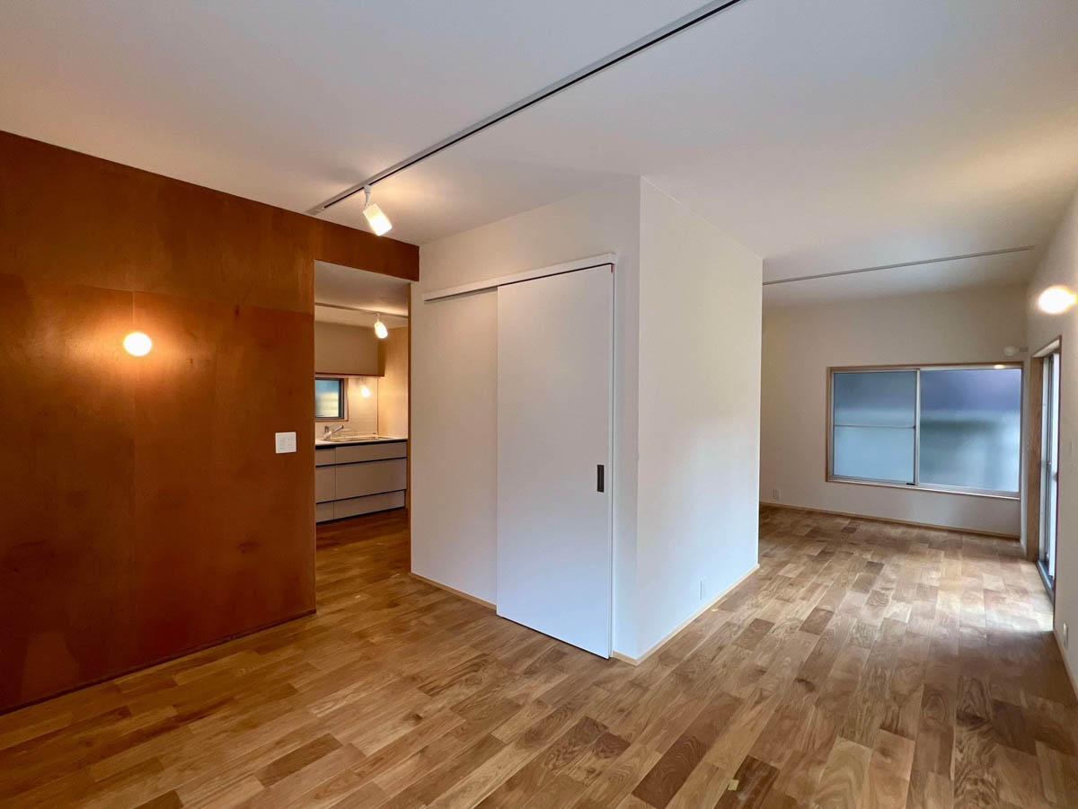 練⾺区下⽯神井の賃貸物件/部屋の真ん中に配置されたウォークインクローゼット。こちらを中心に回遊できる間取りがユニーク（1階）