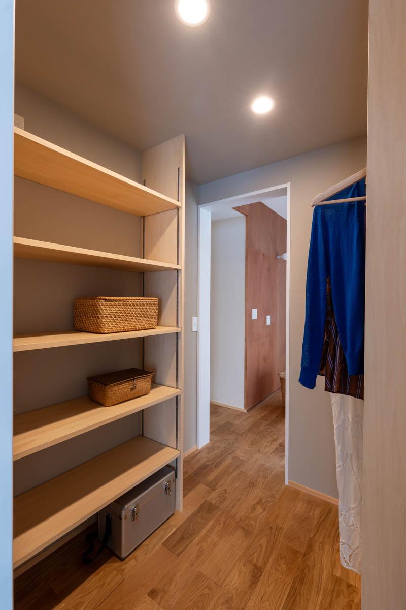 練⾺区下⽯神井の賃貸物件/ウォークインクローゼットを反対のアングルで。畳んだ服をお店のように棚に並べながら収納するのも良い（1階）