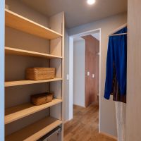 練⾺区下⽯神井の賃貸物件/ウォークインクローゼットを反対のアングルで。畳んだ服をお店のように棚に並べながら収納するのも良い（1階）