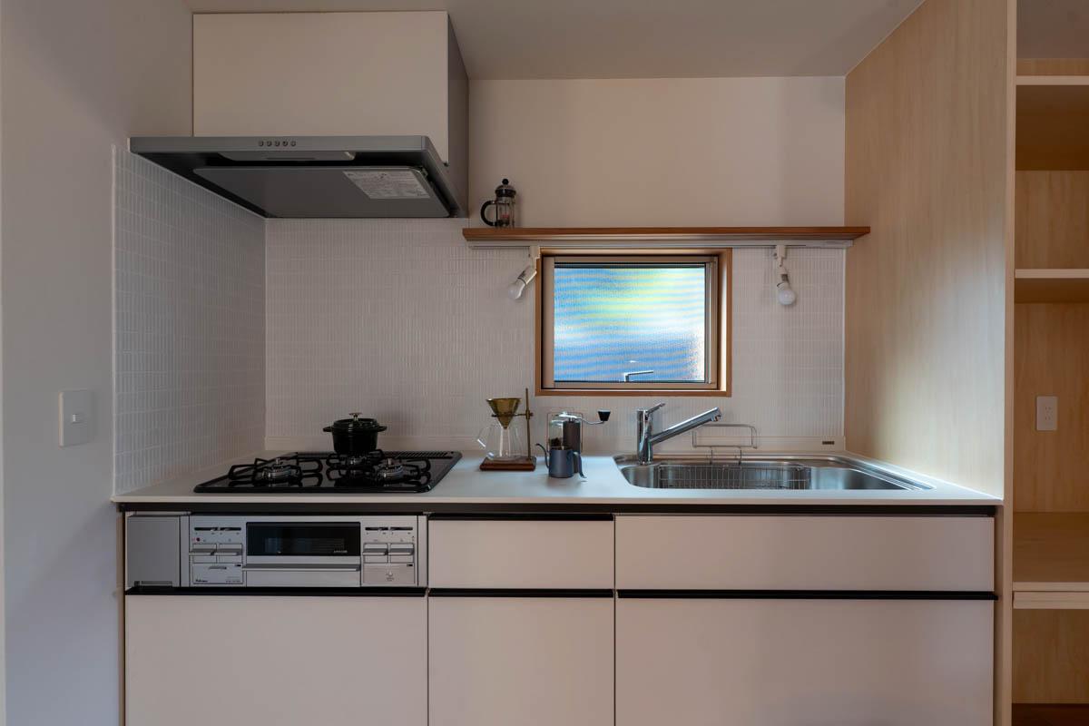 練⾺区下⽯神井の賃貸物件/使い勝手のいいシステムキッチン。写真では分かりづらいですが、壁に貼られた白いタイルが可愛い（1階）