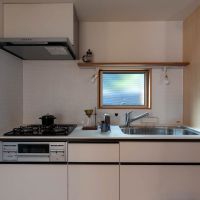 練⾺区下⽯神井の賃貸物件/使い勝手のいいシステムキッチン。写真では分かりづらいですが、壁に貼られた白いタイルが可愛い（1階）