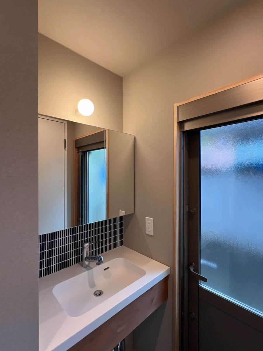 練⾺区下⽯神井の賃貸物件/タイルが可愛い洗面。脇には勝手口（1階）