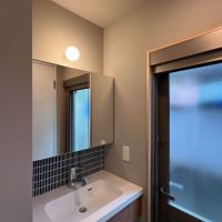 練⾺区下⽯神井の賃貸物件/タイルが可愛い洗面。脇には勝手口（1階）