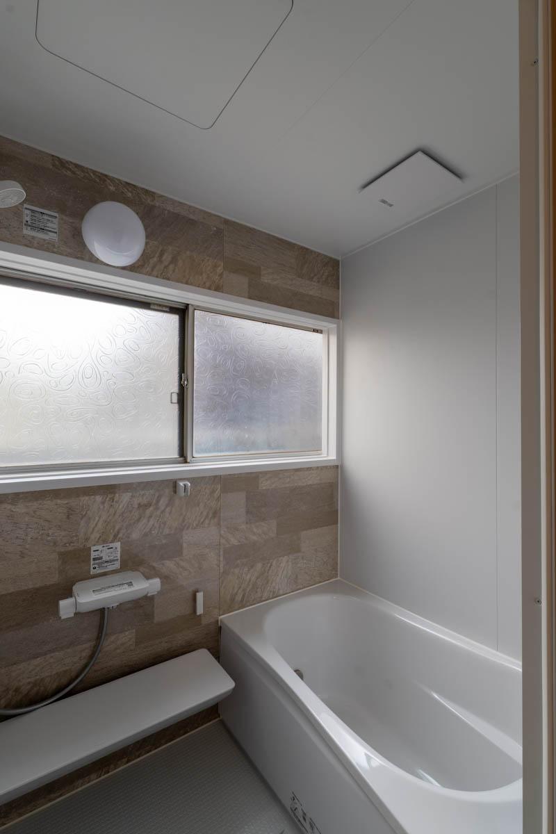 練⾺区下⽯神井の賃貸物件/大きな窓が明るい浴室（1階）