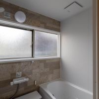 練⾺区下⽯神井の賃貸物件/大きな窓が明るい浴室（1階）