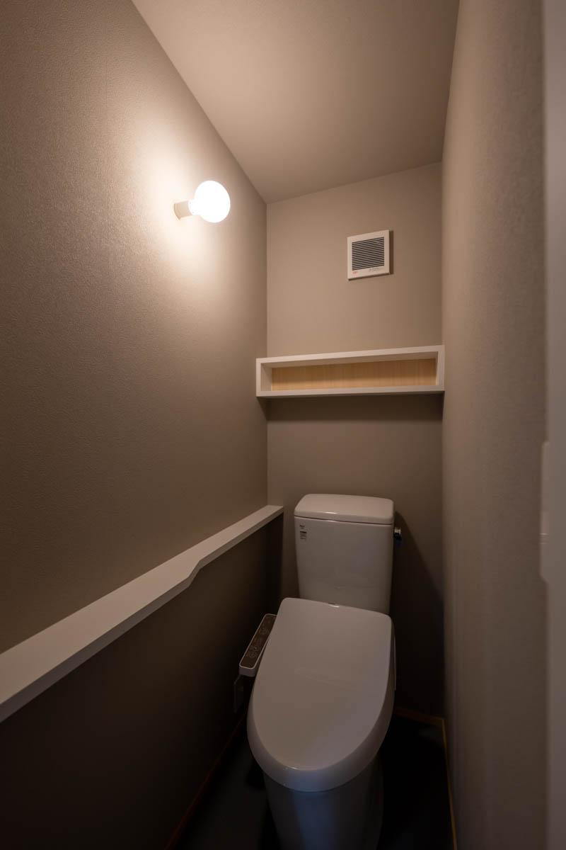 練⾺区下⽯神井の賃貸物件/トイレ。棚の造作など細かなところまで気が利く設計に（1階）
