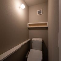 練⾺区下⽯神井の賃貸物件/トイレ。棚の造作など細かなところまで気が利く設計に（1階）