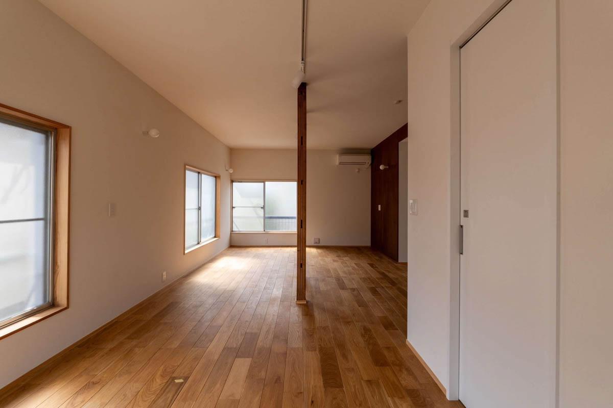 練⾺区下⽯神井の賃貸物件/右手扉の先には、脱衣所までウォークスルーできるクローゼットになっています（2階）