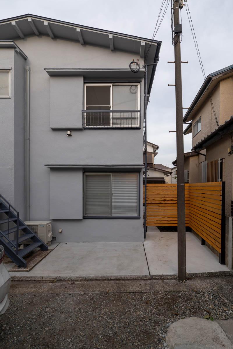 練⾺区下⽯神井の賃貸物件/ウッドフェンスの手前部分は2階の住人さんのバイク・駐輪置き場に