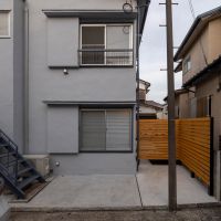 練⾺区下⽯神井の賃貸物件/ウッドフェンスの手前部分は2階の住人さんのバイク・駐輪置き場に