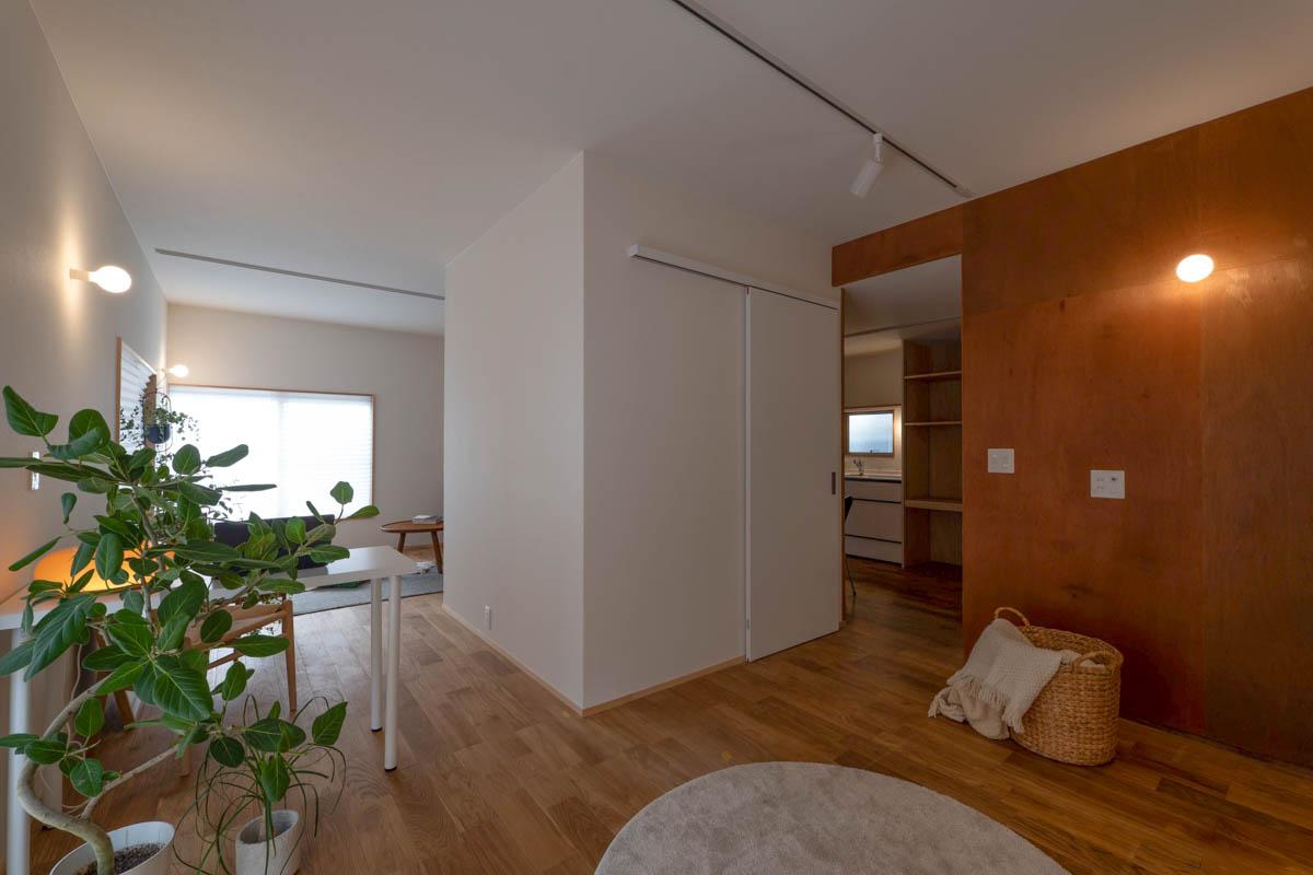 練⾺区下⽯神井の賃貸物件/ラワンの壁が落ち着く雰囲気の内装です（1階）