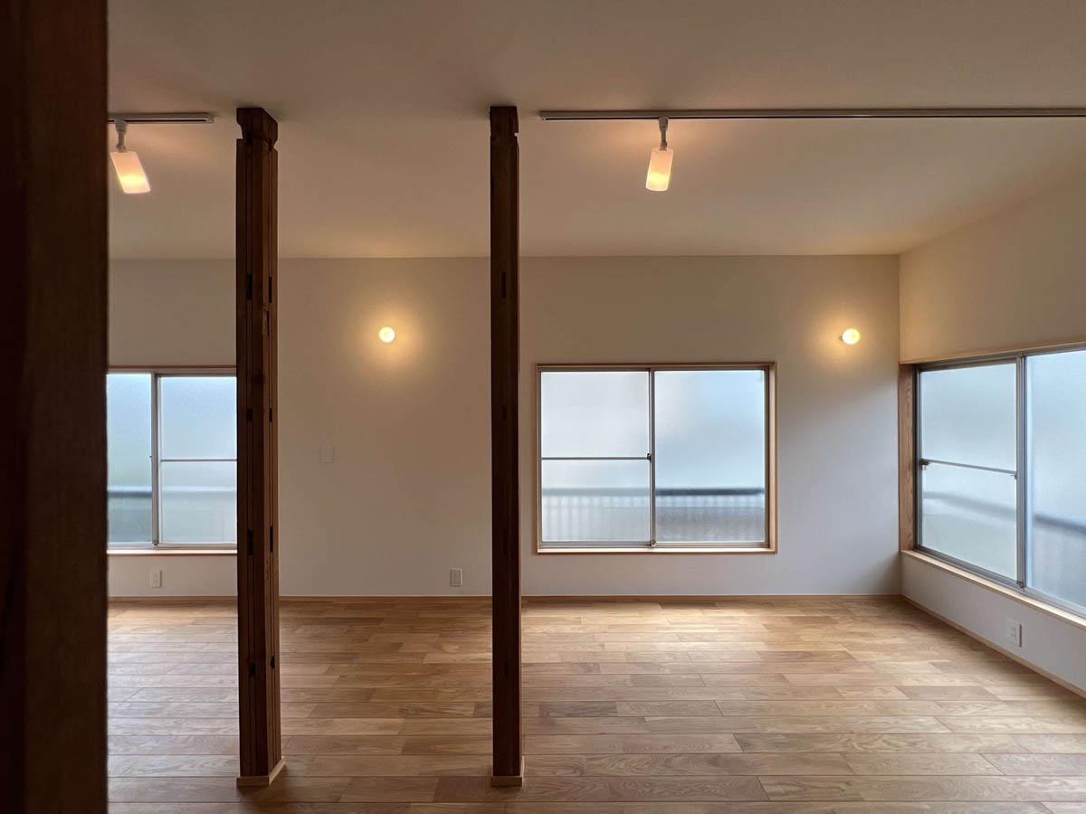 練⾺区下⽯神井の賃貸物件/ここからは2階の写真。木の柱をあらわし、リノベーションの軌跡を感じます（2階）