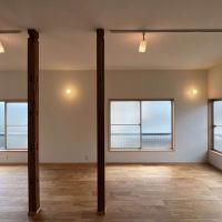 練⾺区下⽯神井の賃貸物件/ここからは2階の写真。木の柱をあらわし、リノベーションの軌跡を感じます（2階）