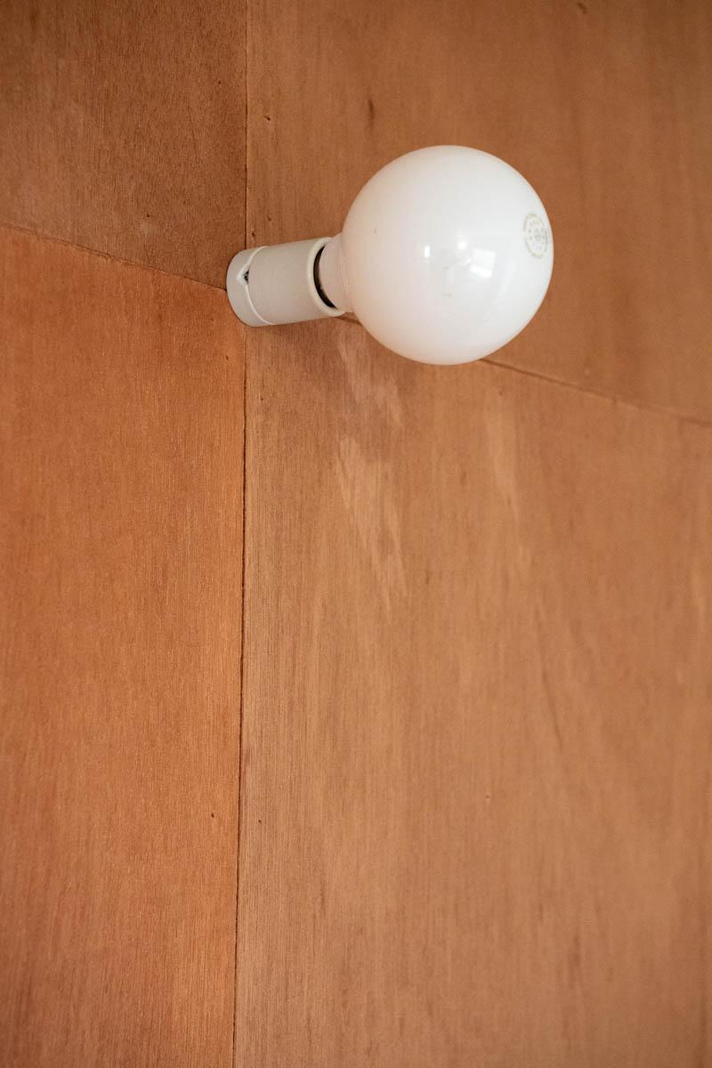 練⾺区下⽯神井の賃貸物件/ラワン材の壁にはアクセントの照明がかわいい