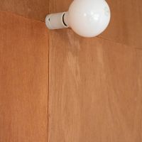 練⾺区下⽯神井の賃貸物件/ラワン材の壁にはアクセントの照明がかわいい