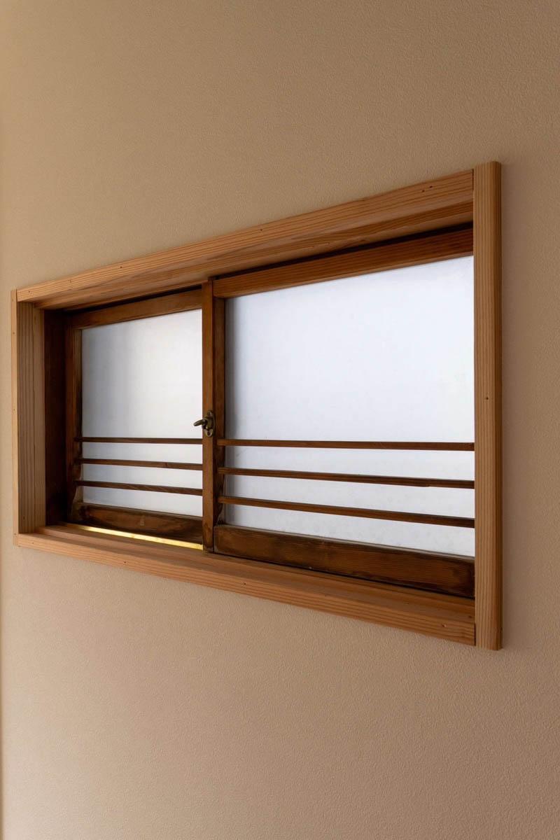 練⾺区下⽯神井の賃貸物件/昔からあるレトロな木製建具を生かしています。スムーズに開閉できるよう大工さんが頑張ってくれました！（2階）