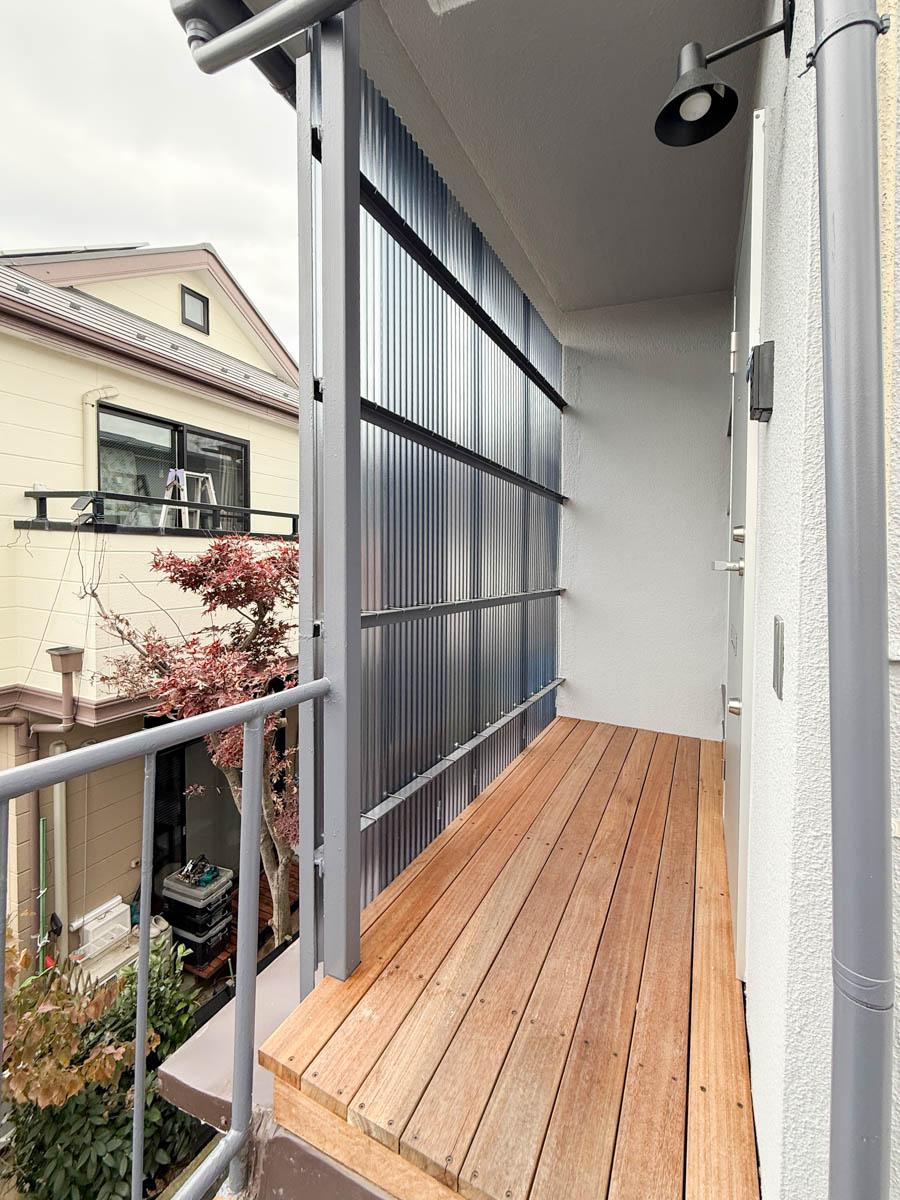 練⾺区下石神井の賃貸物件/2階の玄関前はデッキ敷きの仕様